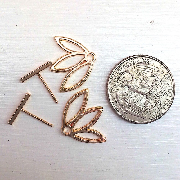 ⚜️[𝟯/$𝟭𝟴]⚜️Gold Lotus Boho Jacket Earrings NEW - Picture 6 of 9